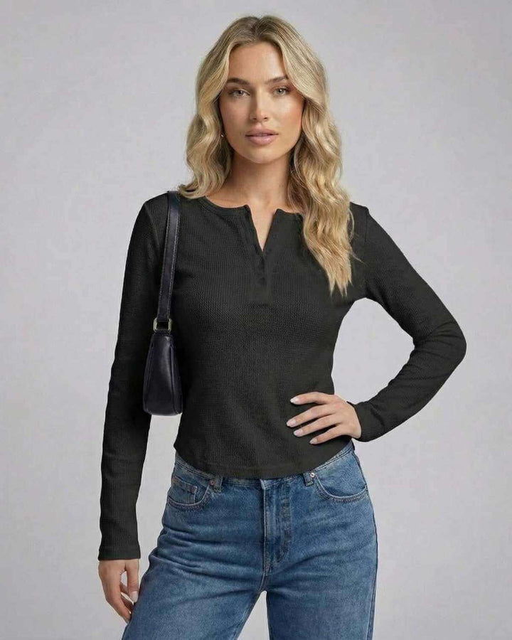Blusa de manga larga Vesper Henley para mujer, con detalle waffle, versátil y moderna.