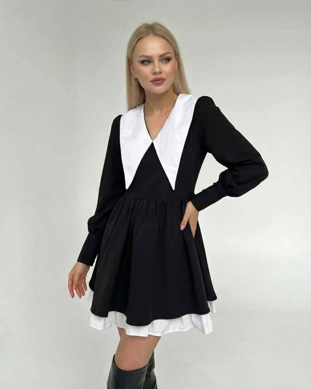 Vestido mini casual chic con cuello solapa, manga larga, diseño patchwork blanco y negro y cintura alta.