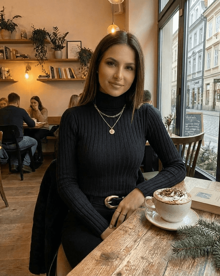 Prenda básica: suéter de mujer negro de cuello alto ajustado. Aporta elegancia y calidez para otoño-invierno.