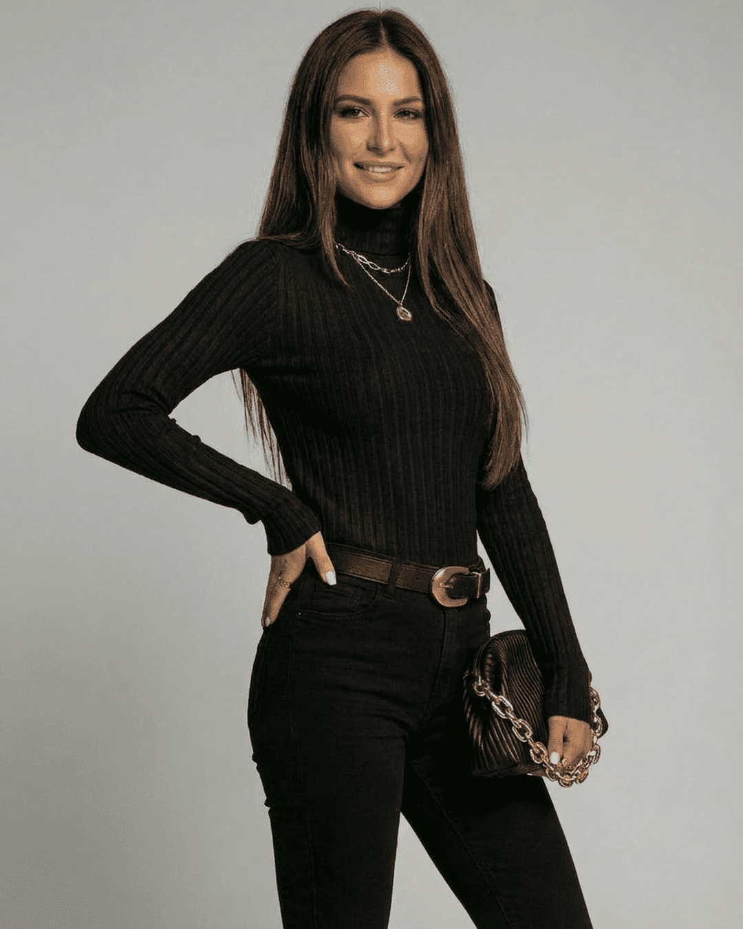 Cómodo suéter de mujer ajustado en color negro con cuello alto. Perfecto para el frío, una prenda básica de moda.