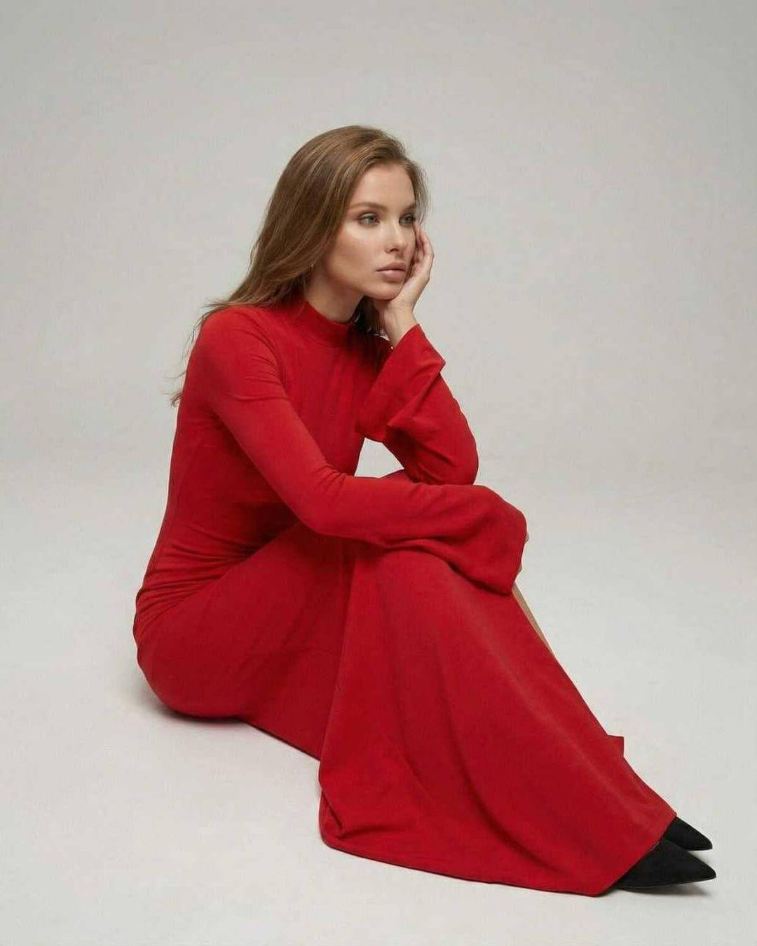 Vestido rojo ajustado para mujer, estilo maxi y elegante. Mangas acampanadas, perfecto para la noche de club.