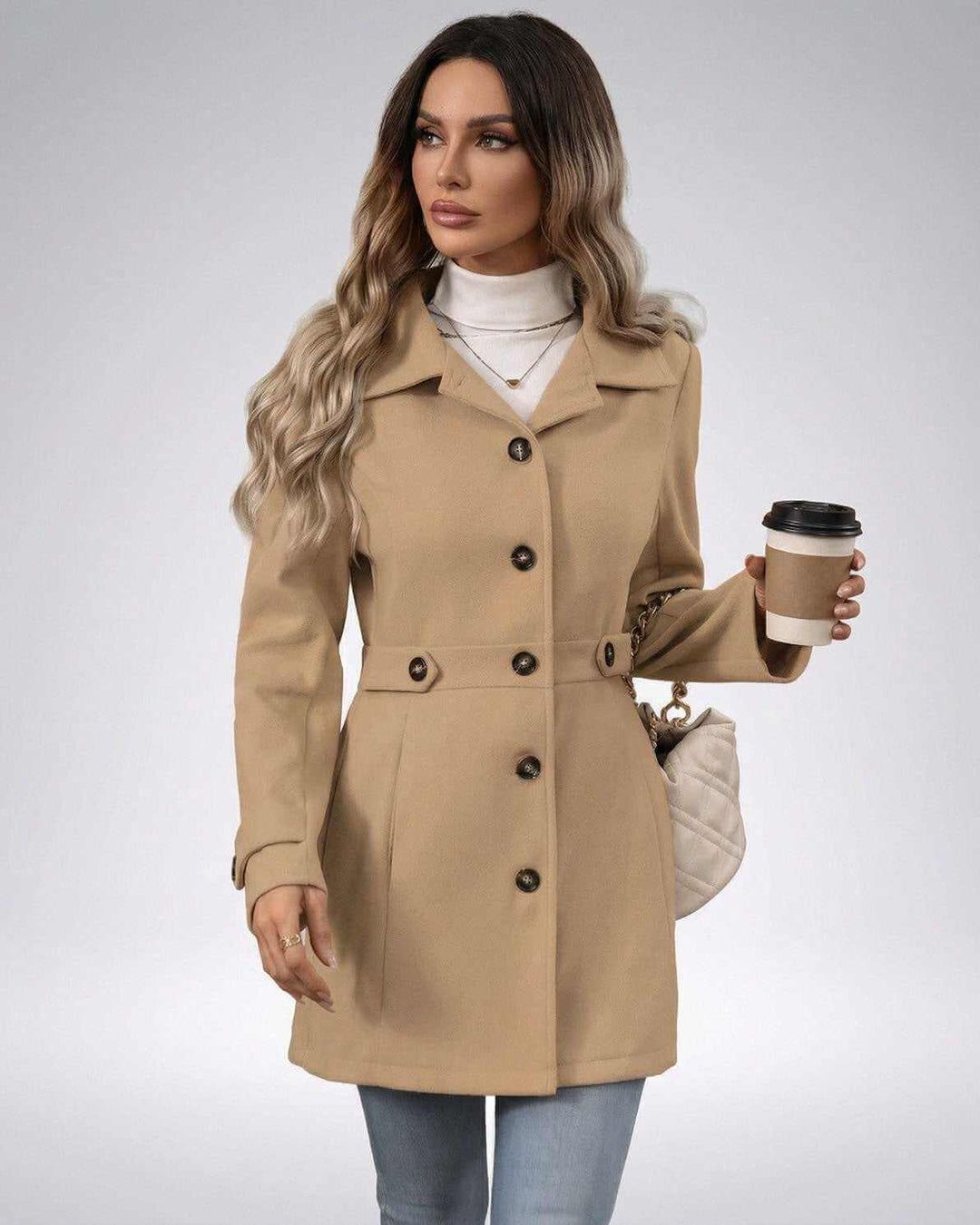 Chaqueta beige elegante para mujer, ideal para oficina y estilo formal. Moda impecable.