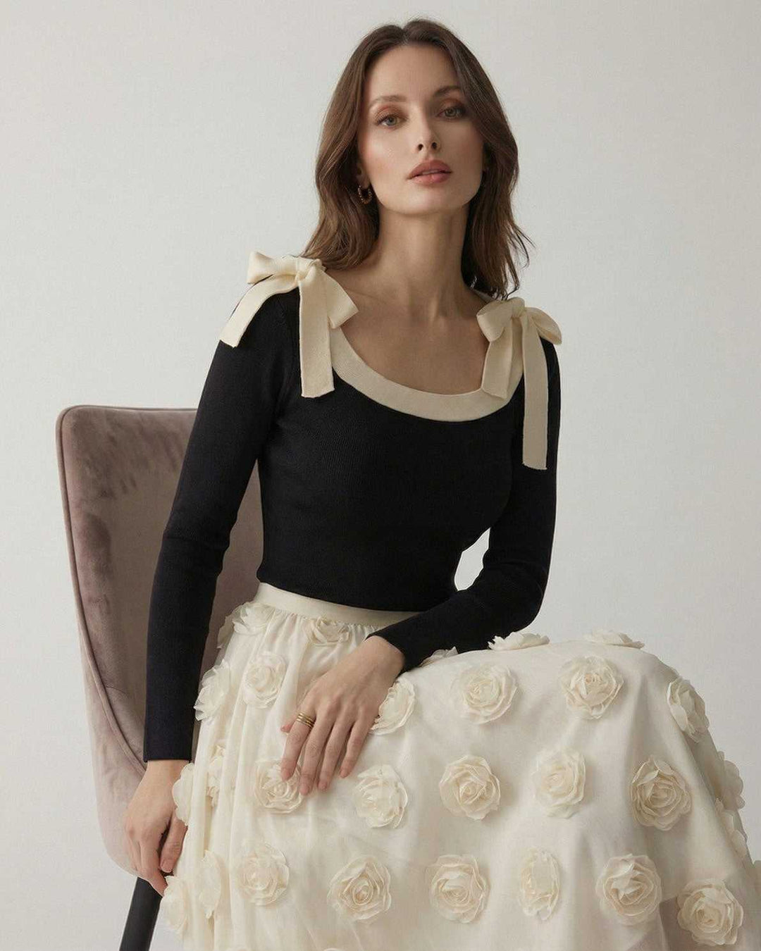 Suéter de punto cómodo y moderno para mujer con lazo decorativo, diseño elegante de moda de invierno y otoño.