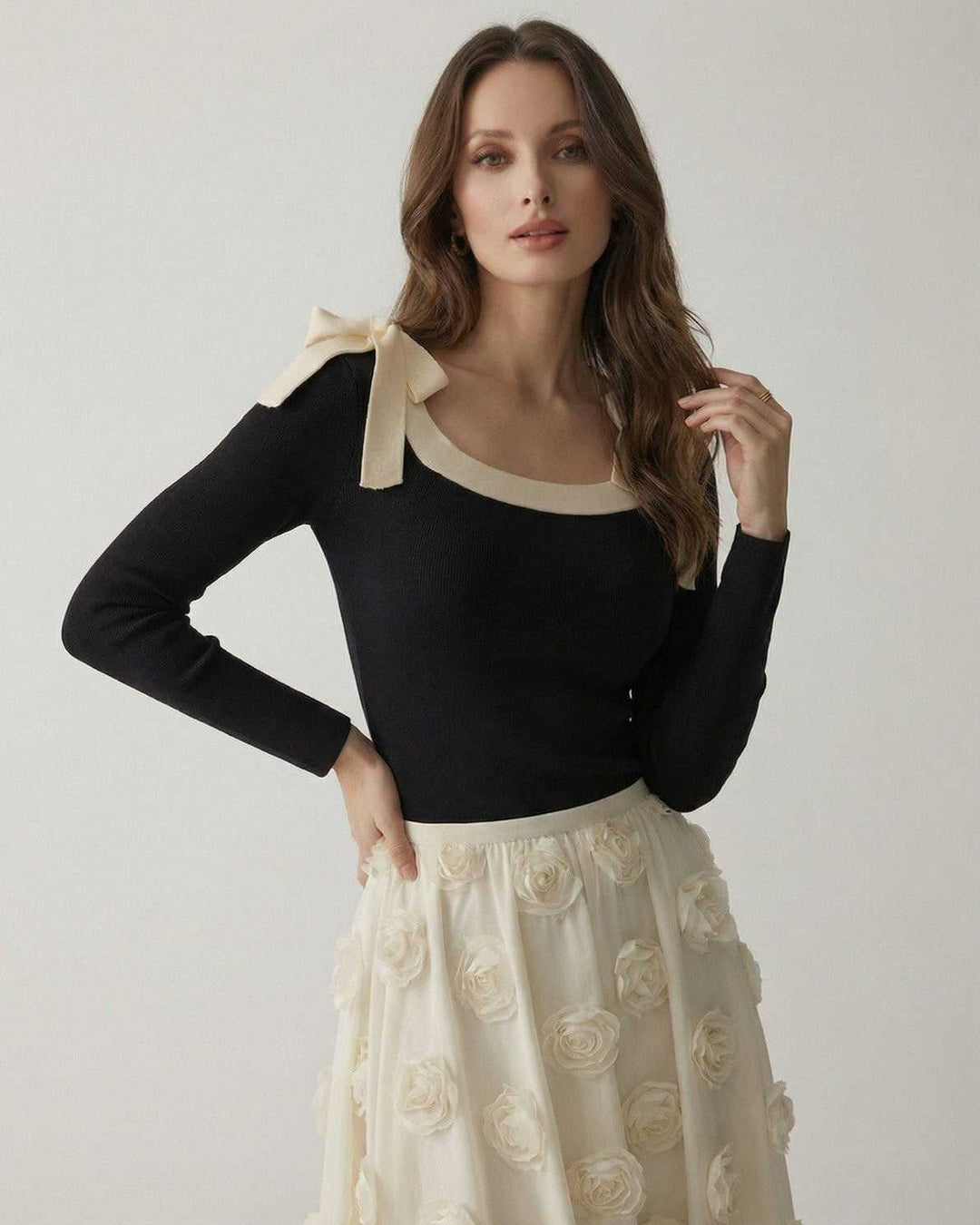Suéter de mujer de punto suave, con distintivo lazo decorativo; ropa chic para otoño e invierno. Estilo.