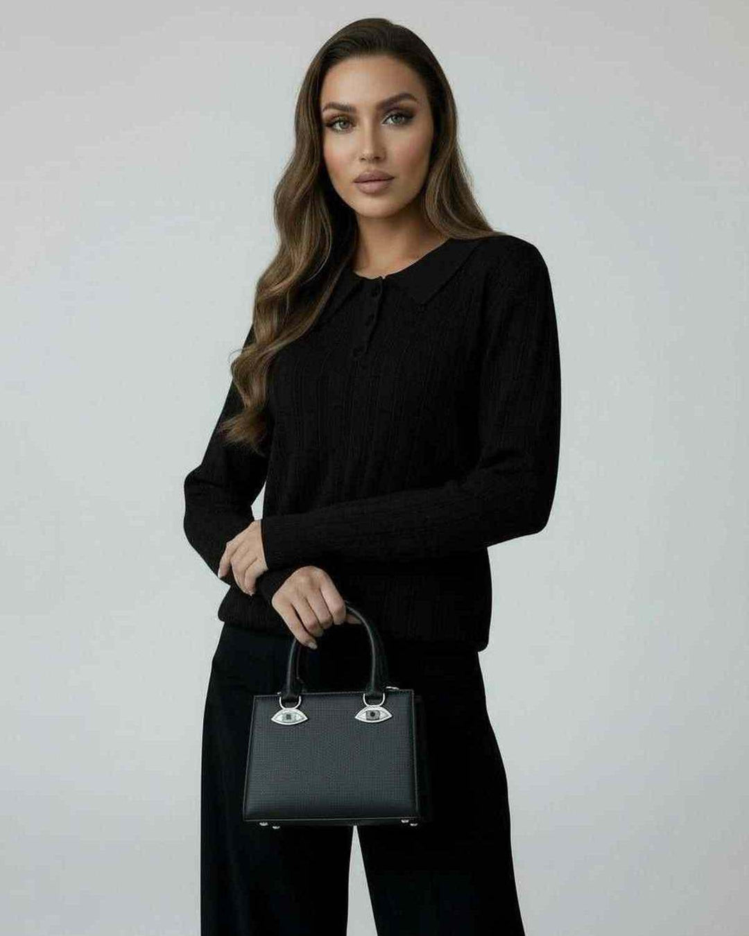 Suéter de punto negro para mujer, corte holgado y cómodo, esencial en ropa femenina para otoño e invierno.
