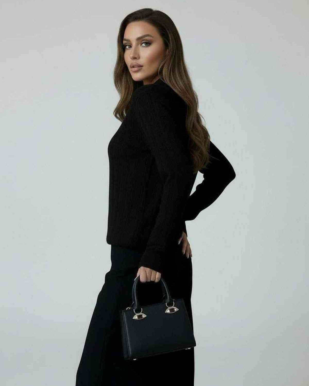 Suéter negro de punto para mujer, holgado y confortable, un básico elegante para el armario de otoño-invierno.