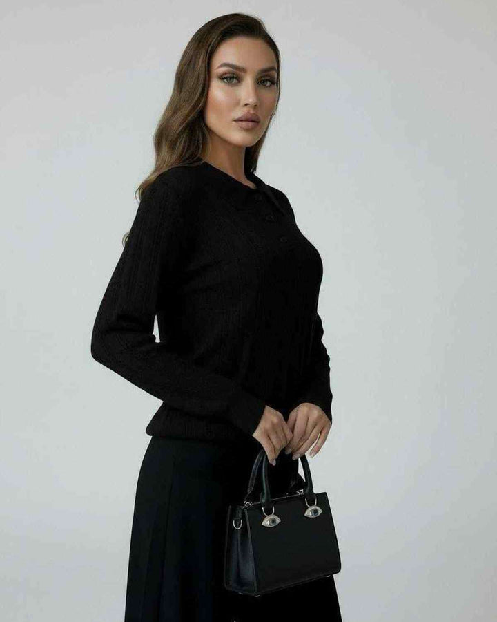 Suéter negro de moda para mujer, corte holgado, prenda clave atemporal para un look casual de invierno.