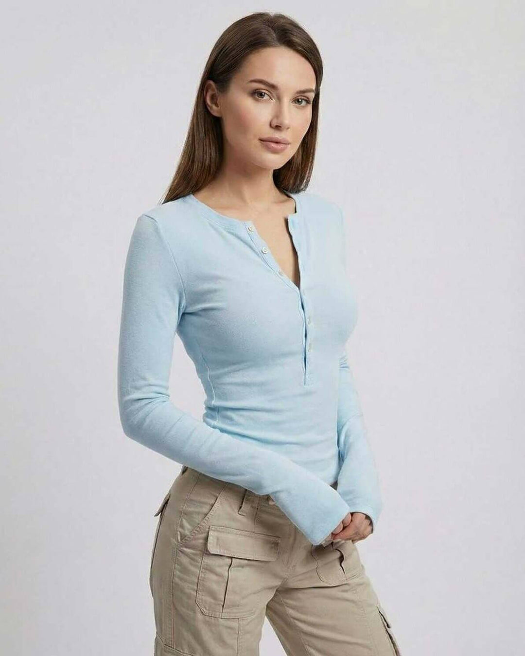 Top casual-elegante de mujer, manga larga blanca, viscosa de ajuste slim, prenda esencial y moderna.
