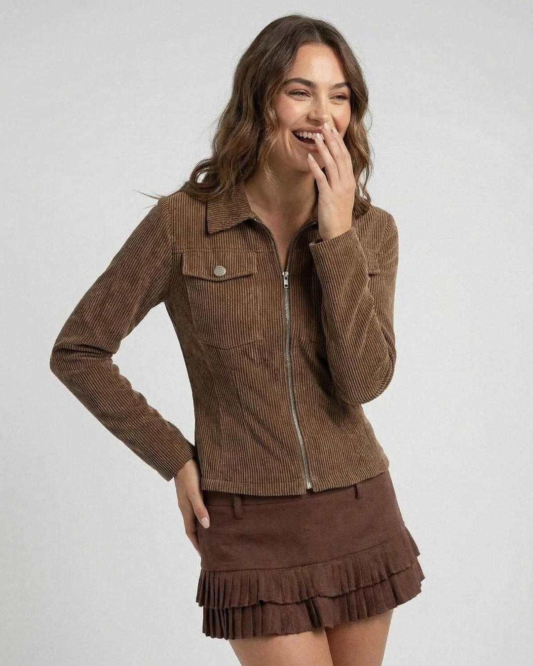 Chaqueta elegante Florence para mujer, estilo moderno y corte ajustado que realza la figura. Ideal moda femenina.