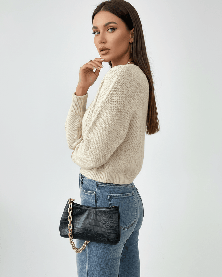 Suéter moderno de punto trenzado blanco, estilo corto y acogedor para mujer. Moda chic de otoño/invierno.