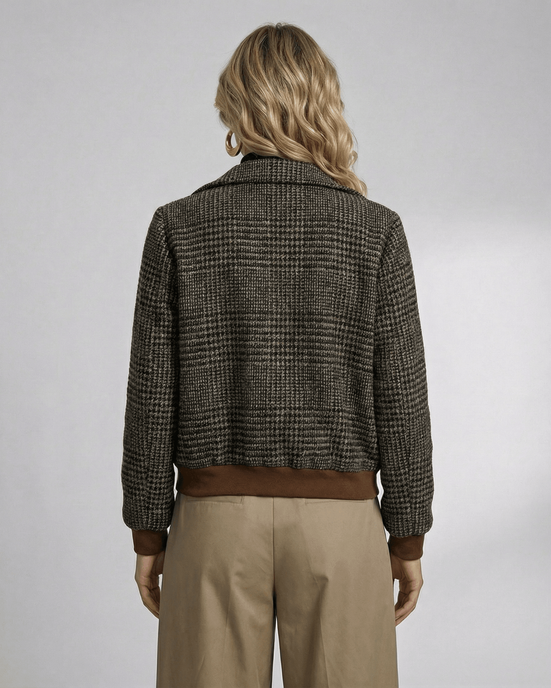 Chaqueta de mujer con estampado de cuadros, diseño formal y versátil con solapa. Perfecta para otoño.