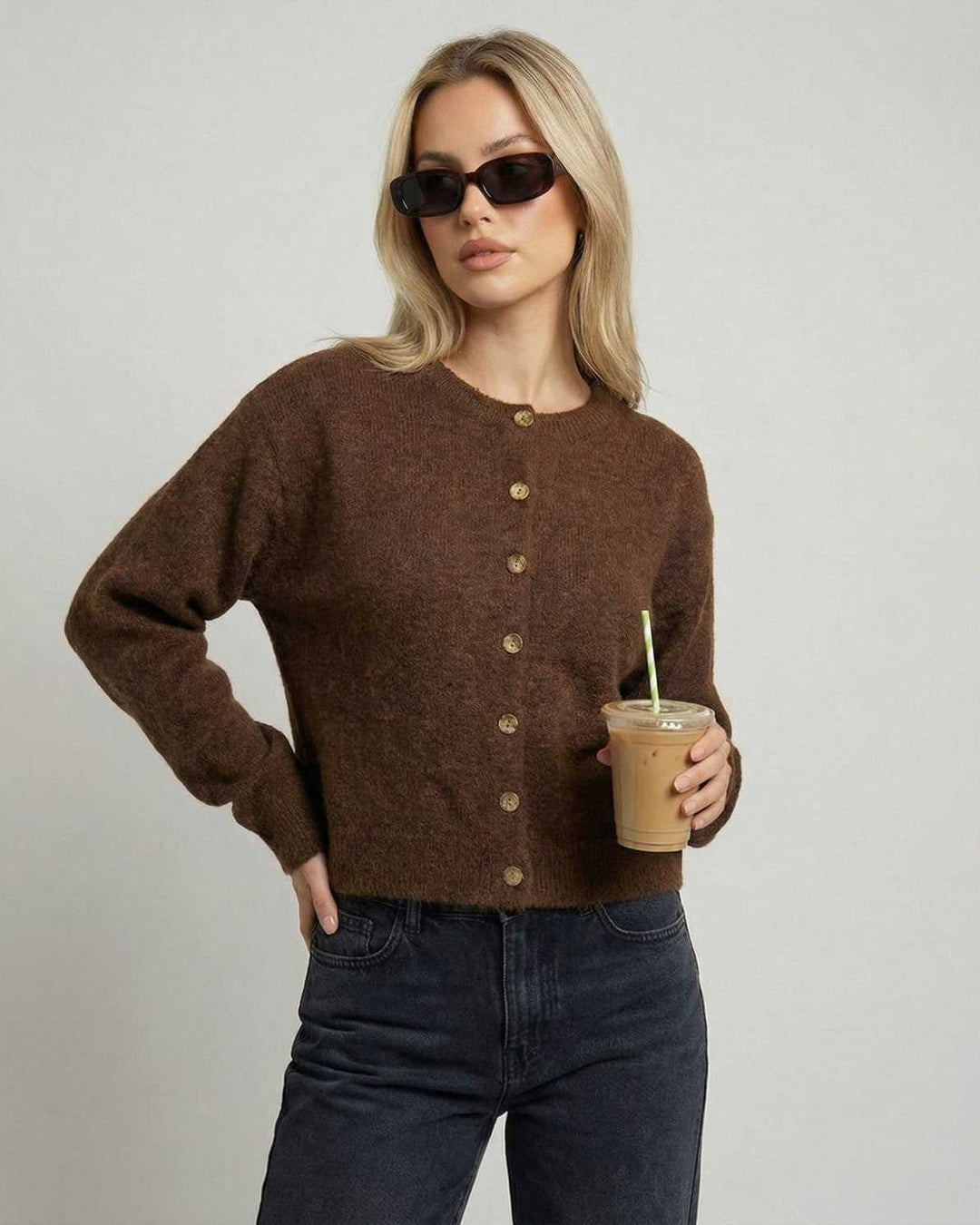Cárdigan elegante de punto para mujer, ideal para un estilo casual chic y cómodo en cualquier temporada.