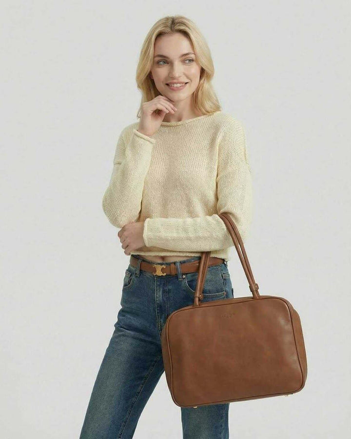 Suéter Siena básico de punto ligero crema para mujer. Prenda versátil y cómoda para diario en otoño e invierno.