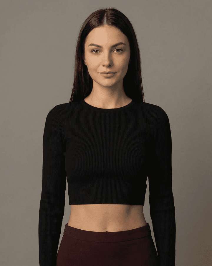 Mujer con falda maxi burdeos. Prenda sofisticada y cómoda, clave en la moda femenina.