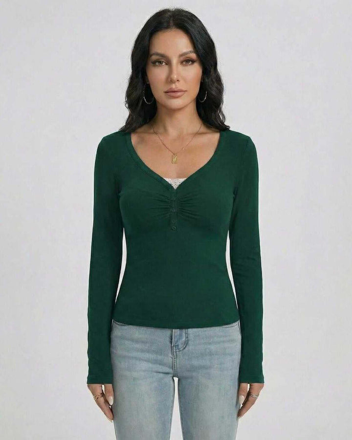 Silueta slim fit en suéter esmeralda de mujer. Cuello en V y manga larga, perfecto para un look otoñal elegante.