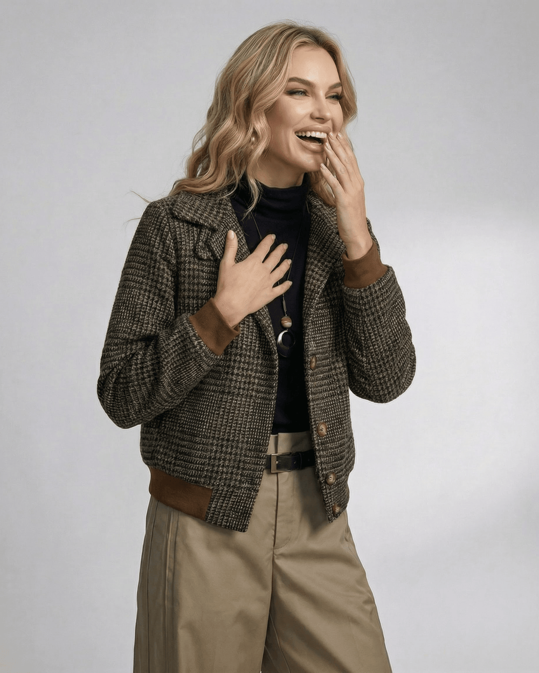 Detalle de la chaqueta de cuadros de mujer, estilo clásico con solapa. Elegancia formal y versátil para otoño.