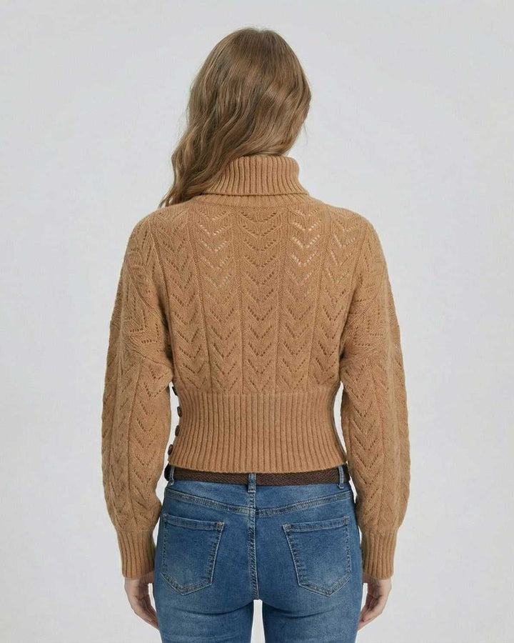 Mujer luciendo suéter blanco de cuello alto, estilo moderno y chic, perfecto para un look casual.