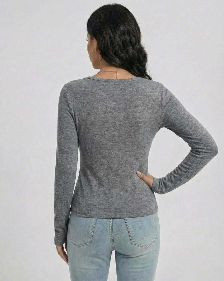 Pullover blanco elegante para mujer, de manga larga y cuello en V, perfecto para moda femenina.