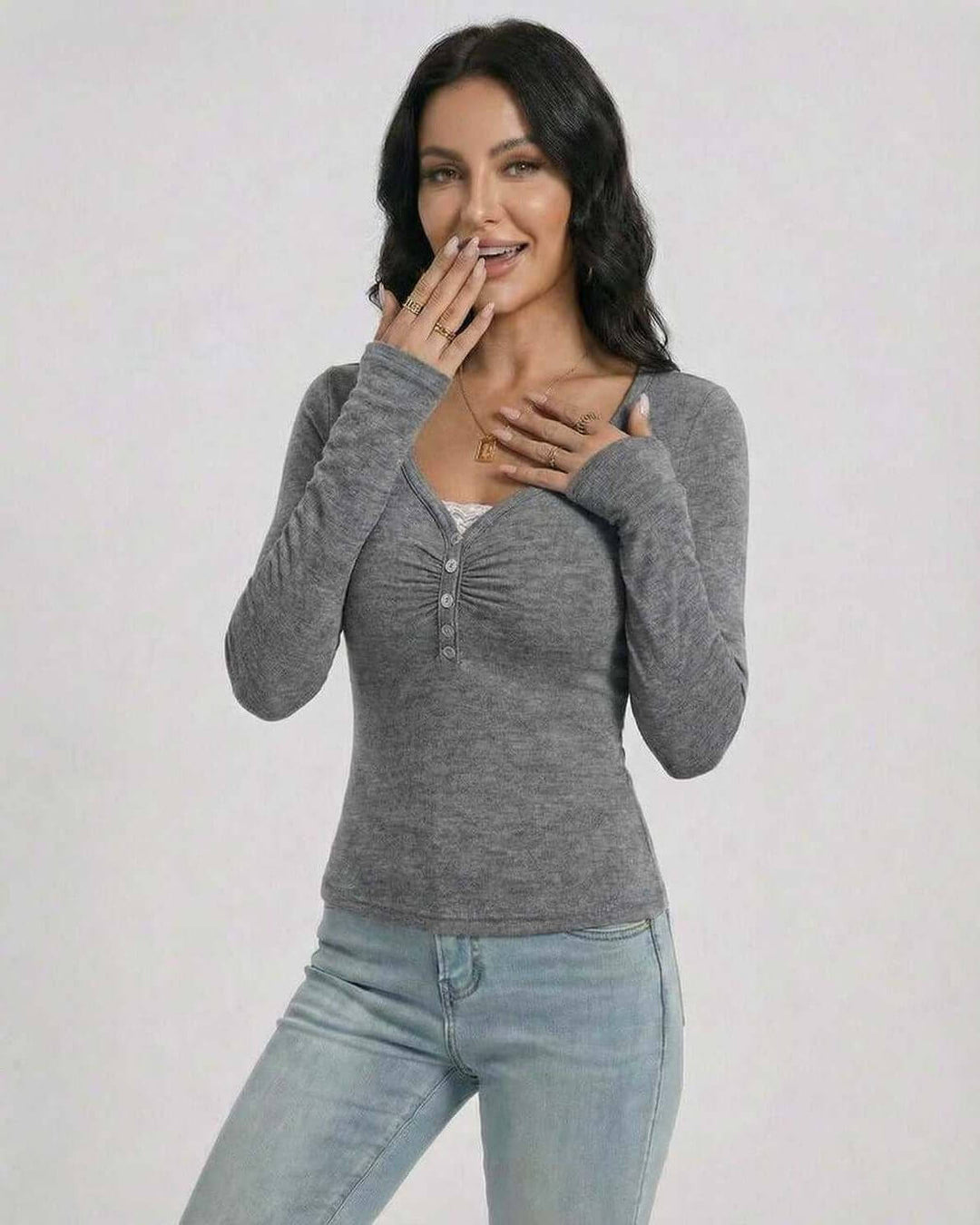 Jersey ajustado blanco de mujer con cuello en V, manga larga, ideal para la moda femenina.