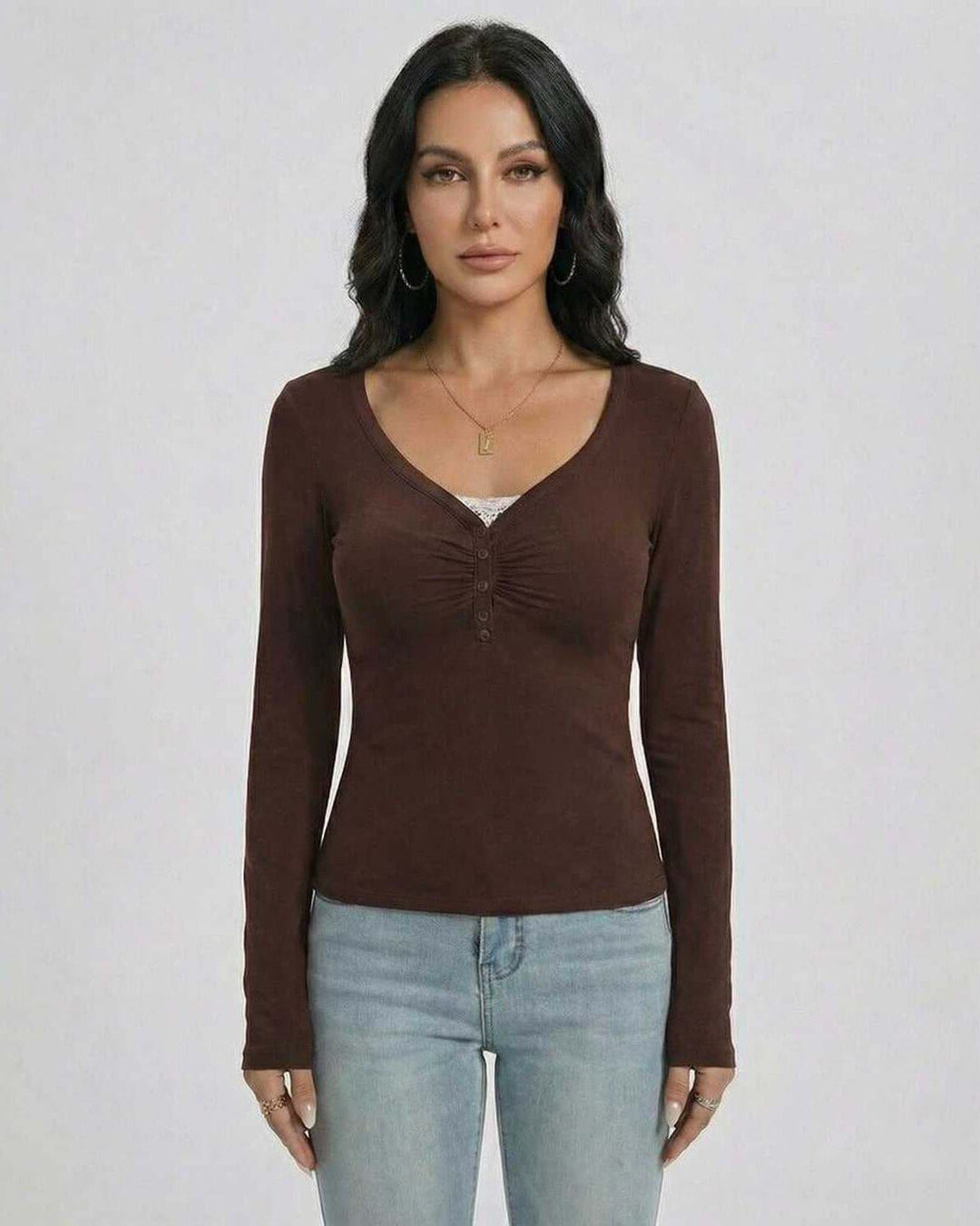Elegante suéter de mujer color mocha con cuello V y mangas largas. Ideal para un estilo sofisticado.