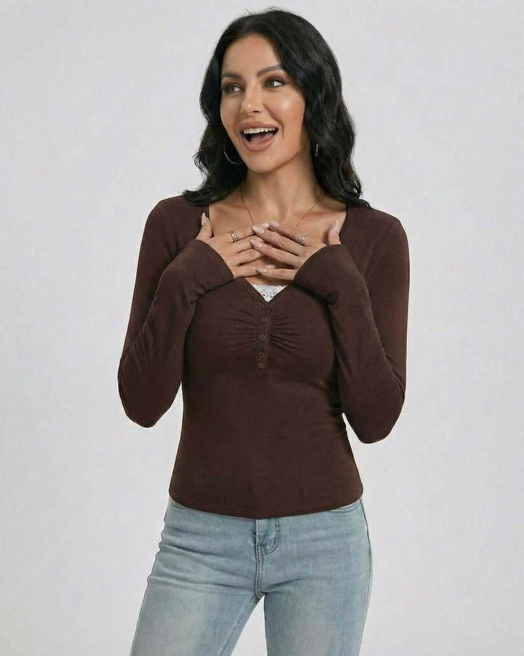 Suéter pullover ajustado color mocha para mujer, cuello V. Diseño moderno y elegante.