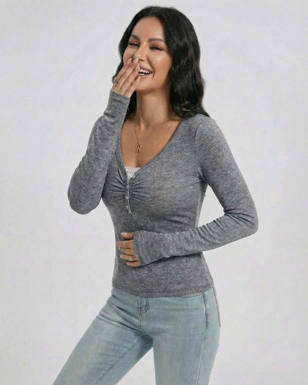 Suéter de mujer blanco con cuello en V, ajustado, manga larga, para un estilo casual y elegante.