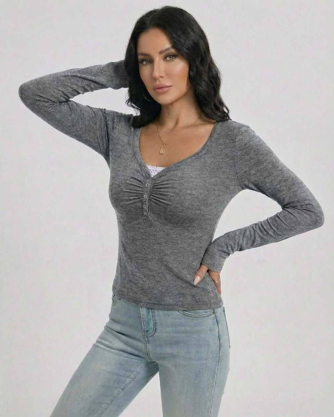 Suéter blanco de mujer con cuello en V, ideal para looks de otoño-invierno, versátil y chic.