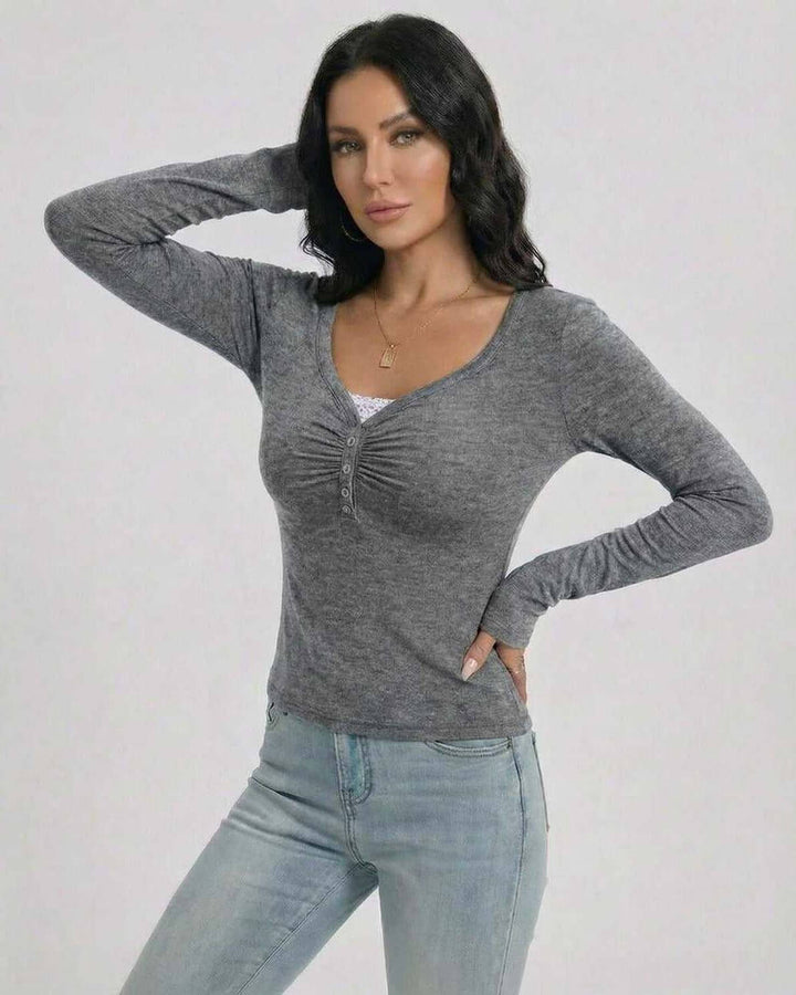 Suéter blanco de mujer con cuello en V, ideal para looks de otoño-invierno, versátil y chic.