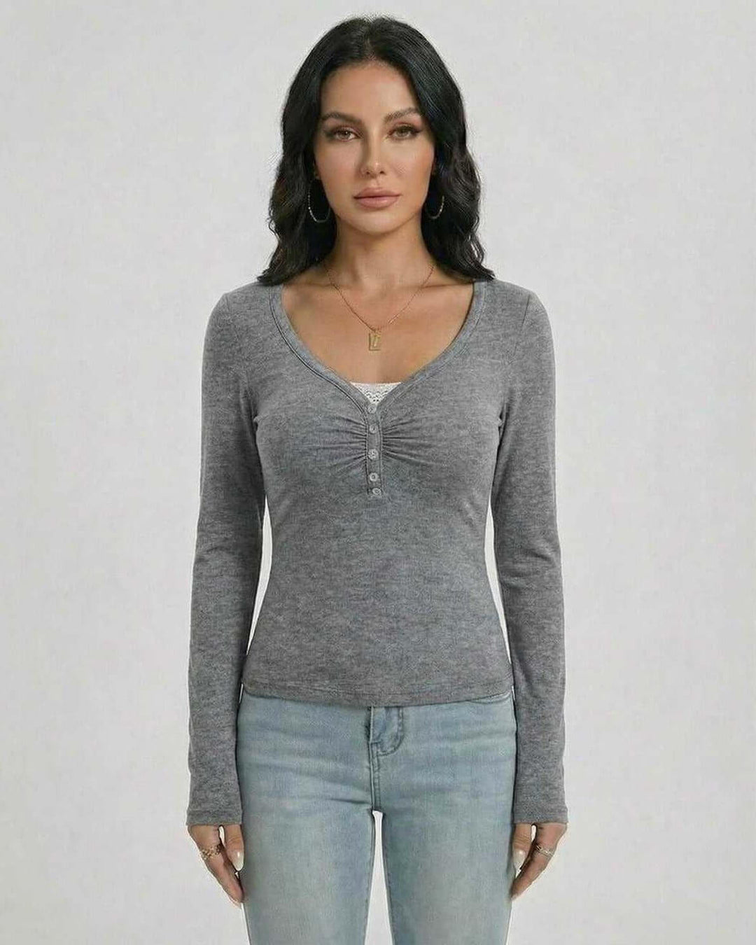 Suéter ajustado de punto blanco con cuello V para mujer, estilo moderno y confortable de invierno.
