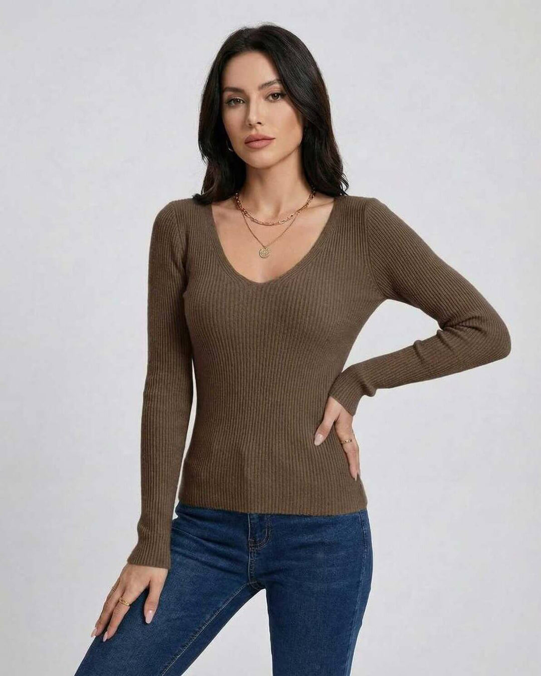 Suéter blanco de mujer con cuello V ajustado, manga larga. Ideal para moda elegante o casual de otoño/invierno.