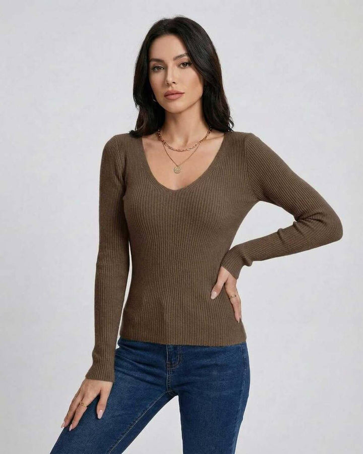 Suéter blanco de mujer con cuello V ajustado, manga larga. Ideal para moda elegante o casual de otoño/invierno.