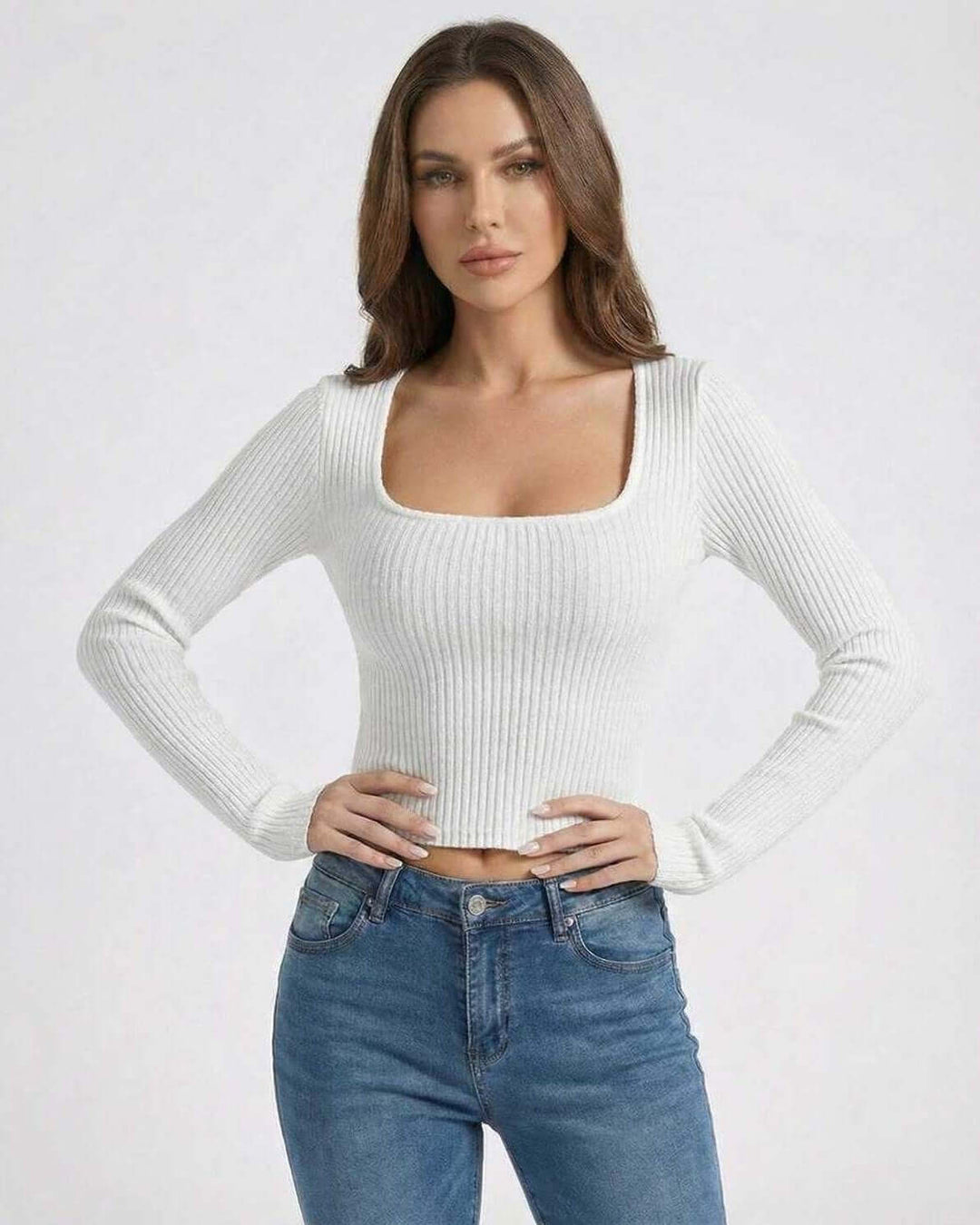 Suéter de moda para mujer, color blanco, cuello U, manga larga. Combina elegancia con confort invernal.
