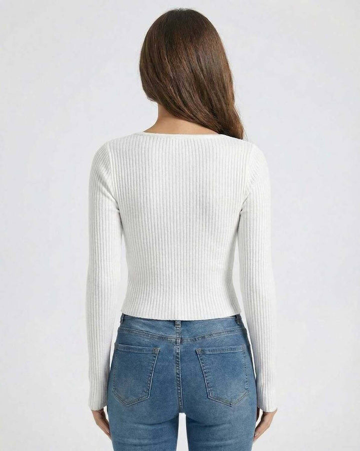 Jersey blanco versátil para mujer, cuello U y manga larga. Perfecto para moda casual femenina de temporada.