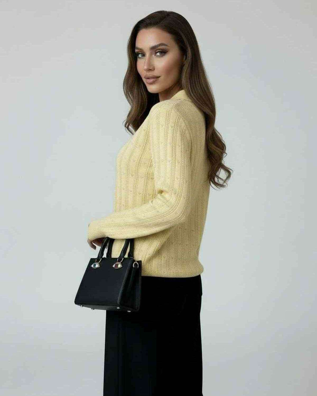 Suéter amarillo vibrante para mujer, cuello y mangas largas, perfecto para un estilo elegante.