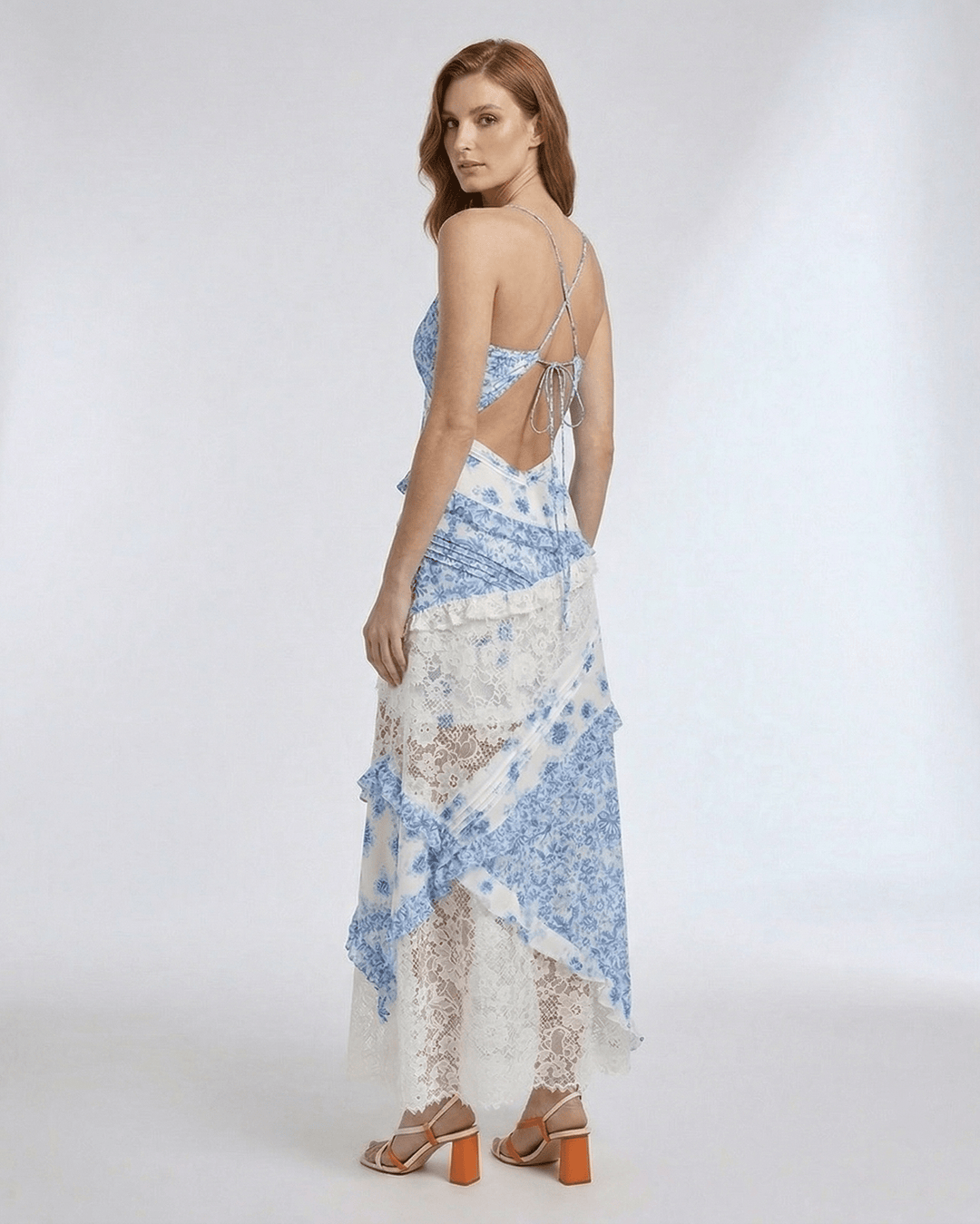 Elegante vestido largo azul de mujer con escote en V y volantes. Perfecto para ocasiones especiales.