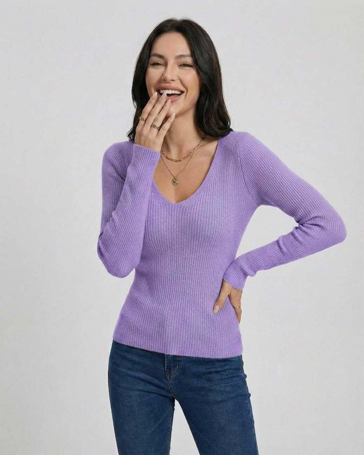 Suéter lavanda con escote V y manga larga para mujer. Elegancia y confort, ideal para cualquier ocasión casual.