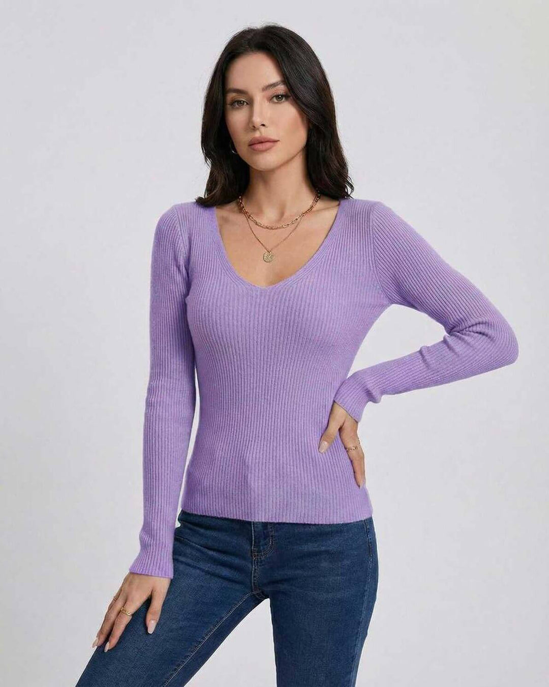 Suéter lavanda para mujer, escote V. Suéter de punto elegante y cómodo, ideal para moda otoño-invierno.