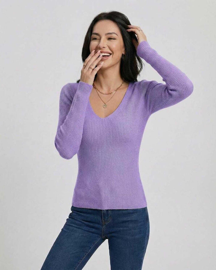 Pullover lavanda de mujer con escote V. Un suéter entallado de moda femenina, perfecto para el frío con estilo.