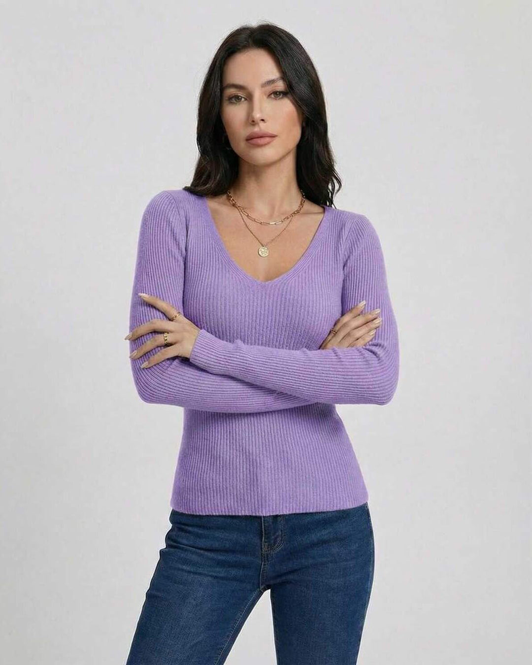 Suéter de mujer lavanda con escote V. Un pullover de punto suave y elegante, ideal para un look sofisticado casual.
