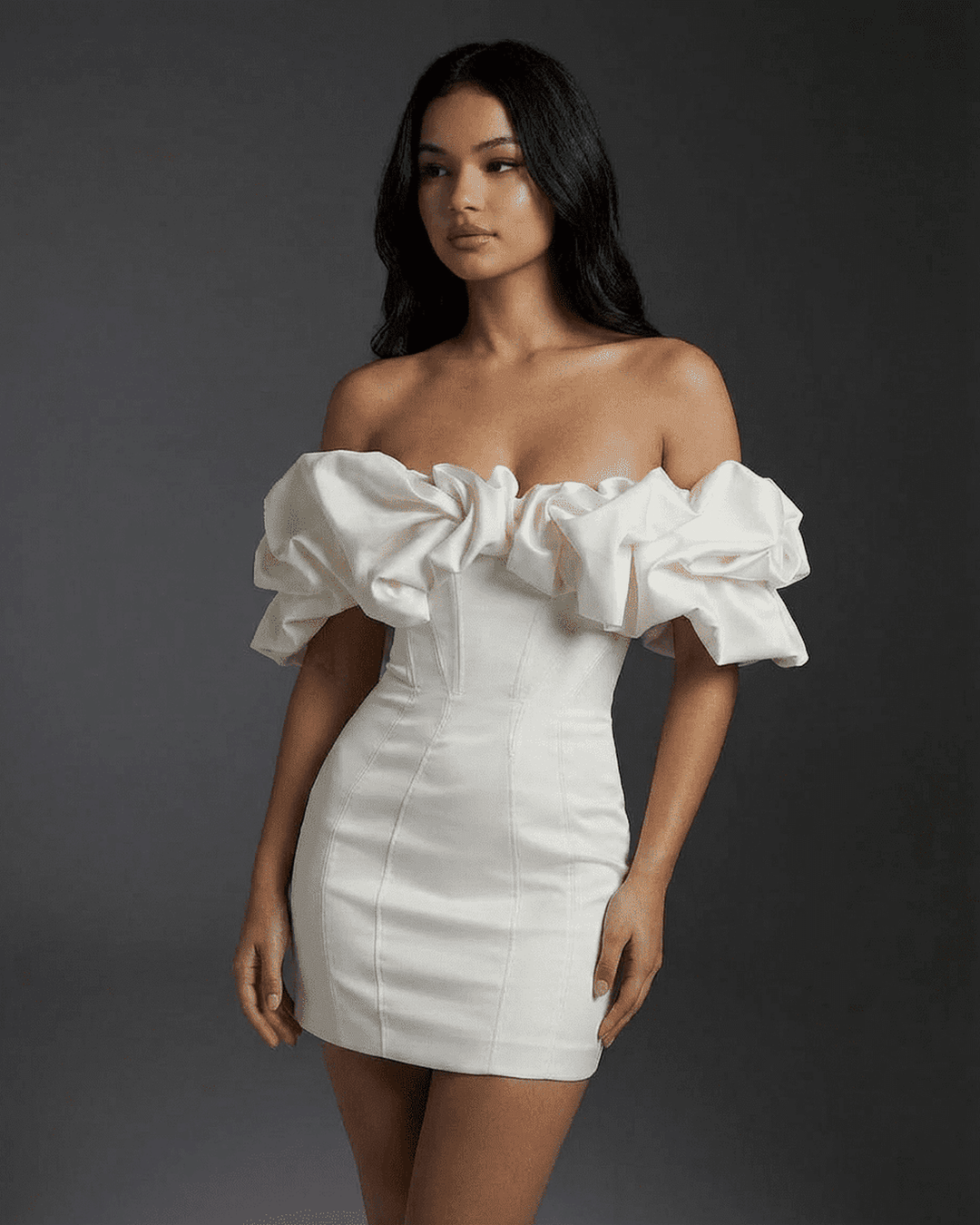 Elegante vestido mini celeste para mujer, ajustado con volantes, perfecto para cocktail y ocasiones especiales.