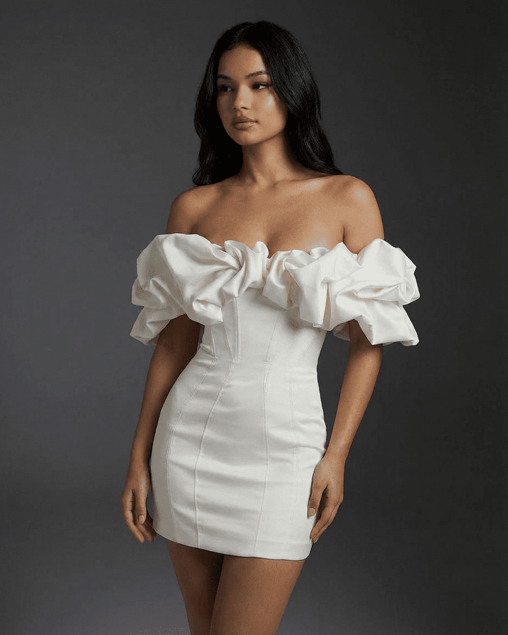 Elegante vestido mini celeste para mujer, ajustado con volantes, perfecto para cocktail y ocasiones especiales.