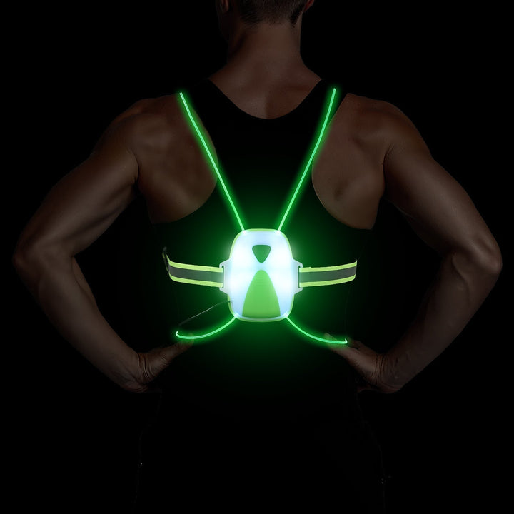 Deportista usando chaleco de seguridad LED reflectante, garantizando visibilidad y protección nocturna.