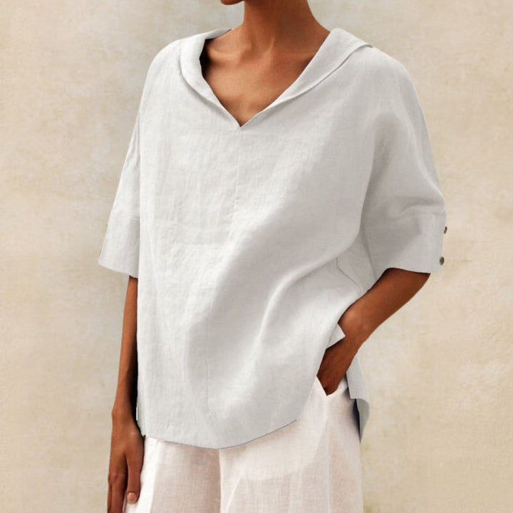 Blusa fresca de mujer, cuello V, diseño atemporal para combinar fácilmente en cualquier ocasión casual.