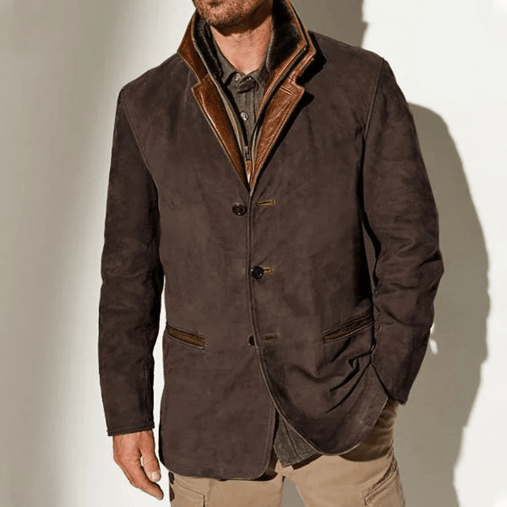 Hombre vistiendo chaqueta de cuero vintage, estilo casual moderno y confortable, moda masculina.