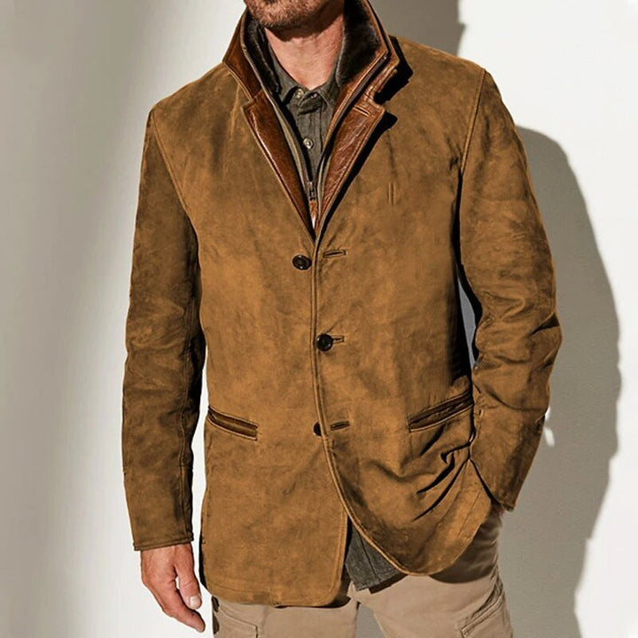 Detalle de chaqueta de cuero vintage duradero para hombre, mostrando textura rica y acabado clásico.