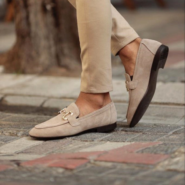 Mocasines elegantes de hombre con hebilla metálica. Calzado cómodo de vestir y estilo casual para moda diaria.