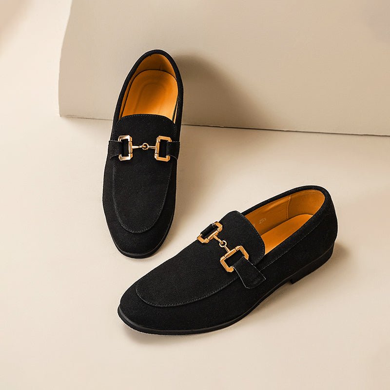 Mocasines de hombre en pie. Calzado elegante con hebilla, cómodos para estilo diario, moda casual y de vestir.