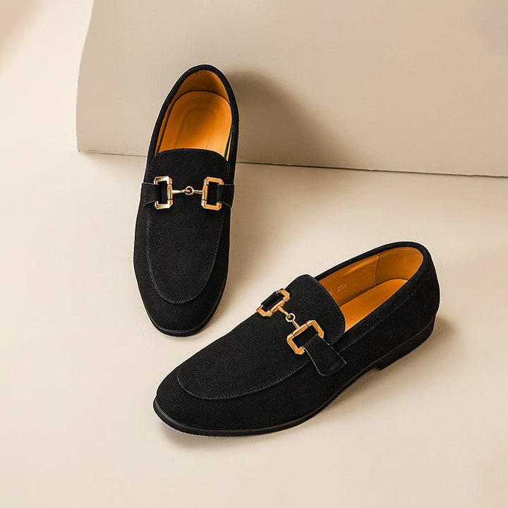 Mocasines de hombre en pie. Calzado elegante con hebilla, cómodos para estilo diario, moda casual y de vestir.