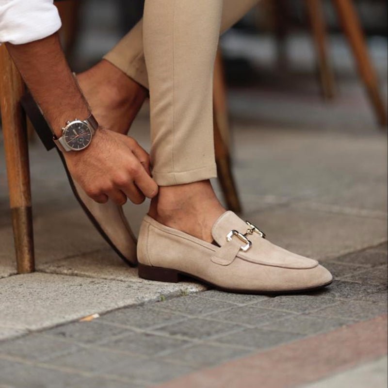 Mocasines negros de hombre, estilo elegante con hebilla metálica. Calzado versátil para moda, vestir o look casual.