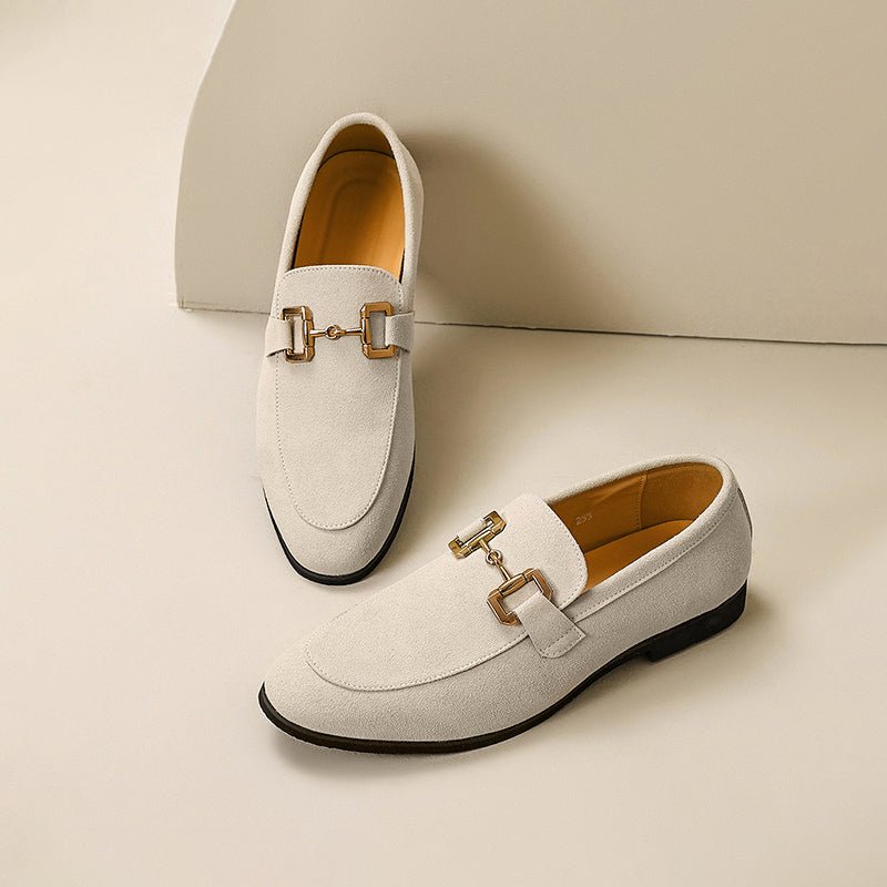 Primer plano de la hebilla metálica en mocasines elegantes para hombre. Detalle clave del calzado de moda y vestir.